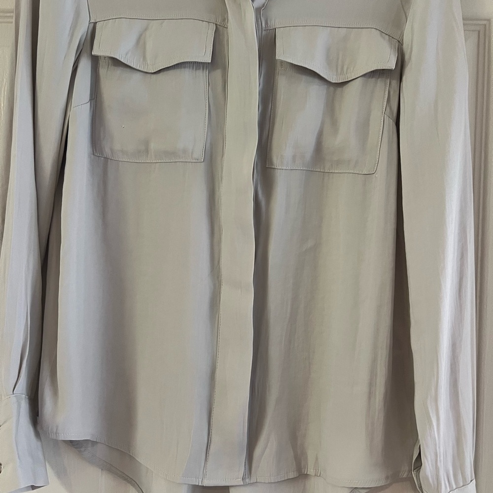 Banana Republic light gray button up blouse. Flap pockets. EUC! Size XS - Picture 3 of 10